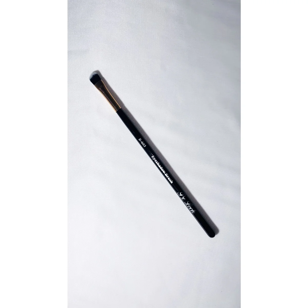 Eyeshadow Brush - Image 4